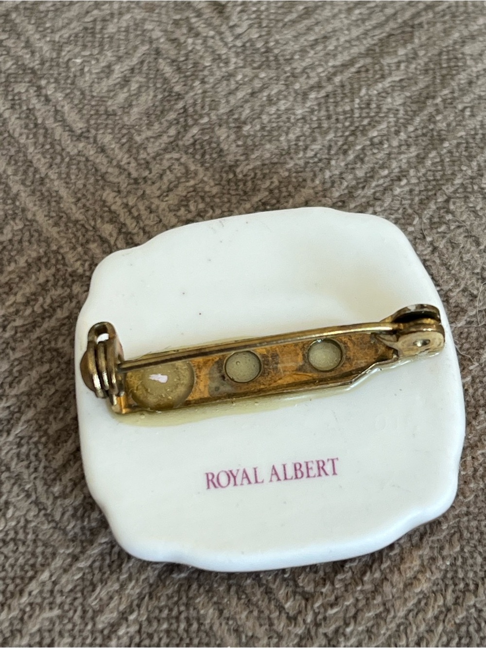 Royal Albert 100 Years Holyrood Porcelain Brooch - Like New - Picture 5 of 7